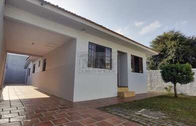 Imagem: A casa possui 3 Dormitórios, 2 Banheiros, 5 Vagas na garagem