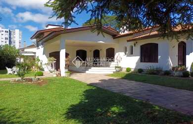 Imagem: A casa possui 3 Dormitórios, 1 Banheiro, 4 Vagas na garagem