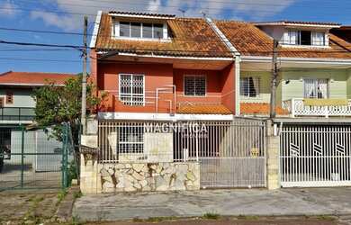 Imagem: A casa possui 3 Dormitórios, 3 Banheiros, 2 Vagas na garagem