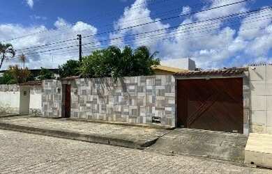 Imagem: A casa possui 3 Dormitórios, 2 Banheiros, 2 Vagas na garagem