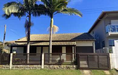 Imagem: A casa possui 3 Dormitórios, 2 Banheiros, 3 Vagas na garagem