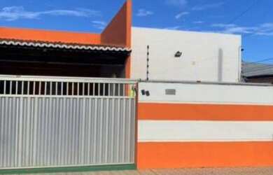 Imagem: A casa possui 3 Dormitórios, 3 Banheiros, 2 Vagas na garagem