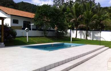 Imagem: A casa possui 3 Dormitórios, 1 Banheiro, 2 Vagas na garagem