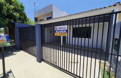 Imagem: A casa possui 3 Dormitórios, 2 Banheiros, 2 Vagas na garagem