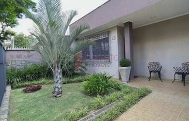 Imagem: A casa possui 3 Dormitórios, 3 Banheiros, 4 Vagas na garagem