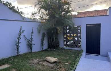 Imagem: A casa possui 3 Dormitórios, 1 Banheiro, 4 Vagas na garagem