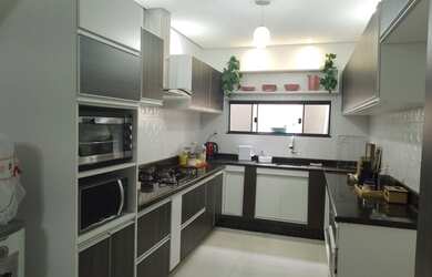 Imagem: A casa possui 3 Dormitórios, 1 Banheiro, 2 Vagas na garagem