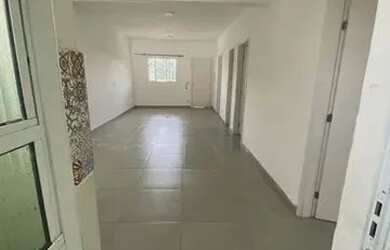 Imagem: O apartamento possui 3 Dormitórios, 1 Banheiro, 1 Vaga na garagem