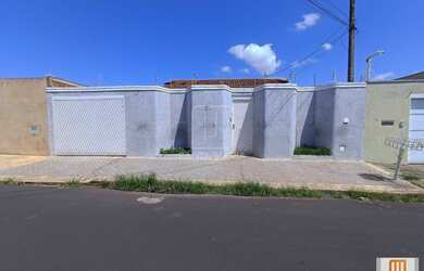 Imagem: A casa à venda possui 3 Dormitórios, 3 Banheiros, 4 Vagas