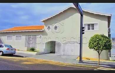 Imagem: A casa possui 3 Dormitórios, 3 Banheiros, 3 Vagas na garagem