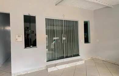 Imagem: A casa possui 3 Dormitórios, 2 Banheiros, 2 Vagas na garagem