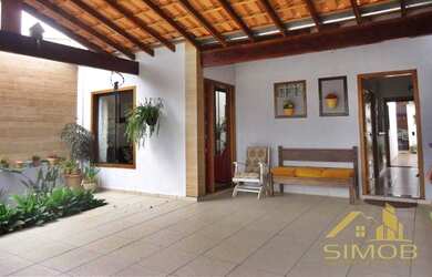 Imagem: A casa possui 4 Dormitórios, 3 Banheiros, 2 Vagas na garagem