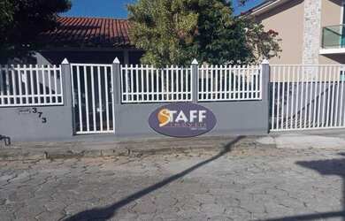 Imagem: A casa em condomínio possui 3 Dormitórios, 1 Banheiro, 2 Vagas