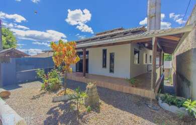 Imagem: A casa possui 3 Dormitórios, 2 Banheiros, 2 Vagas na garagem