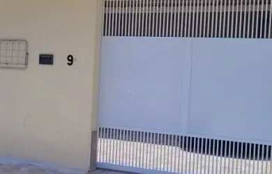 Imagem: A casa possui 2 Dormitórios, 1 Banheiro, 1 Vaga na garagem