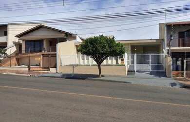 Imagem: A casa possui 3 Dormitórios, 2 Banheiros, 1 Vaga na garagem