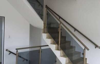 Imagem: A casa possui 2 Dormitórios, 3 Banheiros, 2 Vagas na garagem