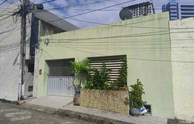 Imagem: A casa possui 3 Dormitórios, 2 Banheiros, 1 Vaga na garagem