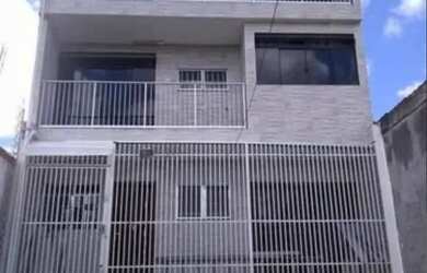 Imagem: A casa possui 3 Dormitórios, 3 Banheiros, 5 Vagas na garagem