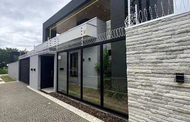 Imagem: A casa possui 3 Dormitórios, 4 Banheiros, 2 Vagas na garagem