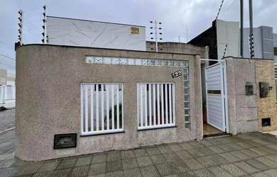 Imagem: A casa possui 2 Dormitórios e 2 Banheiros e está localizado