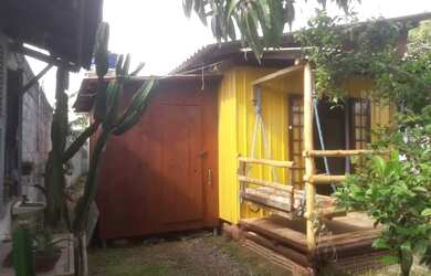 Imagem: A casa possui 2 Dormitórios, Acomodam 7 pessoas, 3 Vagas na