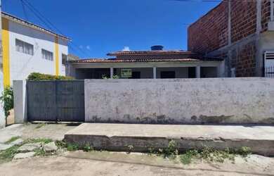 Imagem: A casa possui 4 Dormitórios, 3 Banheiros e 1 Vaga na garagem