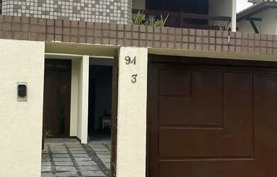 Imagem: A casa possui 4 Dormitórios, 5 Banheiros, 2 Vagas na garagem