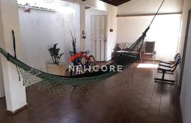 Imagem: A casa possui 3 Dormitórios, 1 Banheiro, 2 Vagas na garagem