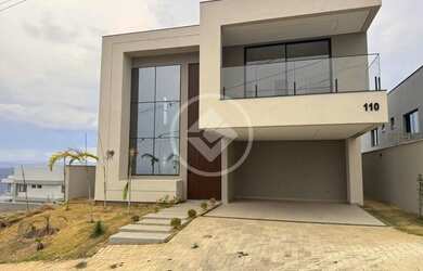 Imagem: A casa em condomínio possui 5 Dormitórios, 1 Banheiro, 2 Vagas