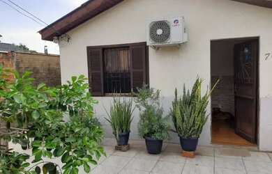 Imagem: A casa possui 3 Dormitórios, 2 Banheiros e está localizado