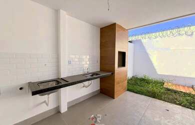 Imagem: A casa possui 2 Dormitórios, 2 Banheiros, 2 Vagas na garagem