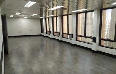 Imagem: O depósito possui 5 Vagas na garagem, 330m² de Área e está