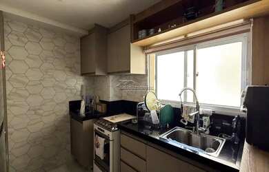 Imagem: O apartamento possui 2 Dormitórios, 1 Banheiro, 1 Vaga na garagem