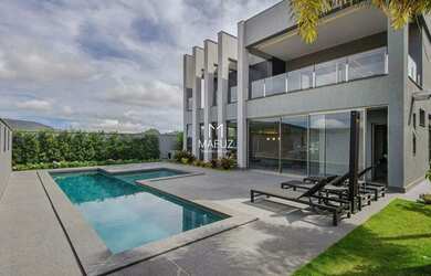 Imagem: A casa possui 4 Dormitórios, 5 Banheiros, 4 Vagas na garagem