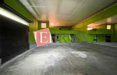 Imagem: O depósito possui 4 Vagas na garagem, 198m² de Área e Imóvel