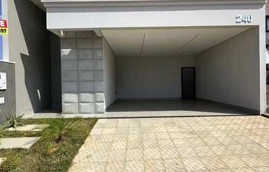 Imagem: A casa possui 3 Dormitórios, 2 Banheiros, 2 Vagas na garagem