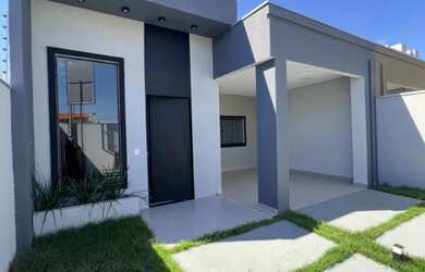 Imagem: A casa possui 3 Dormitórios, 2 Banheiros, 2 Vagas na garagem