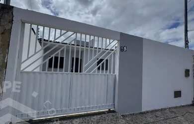 Imagem: A casa possui 2 Dormitórios, 2 Banheiros, 2 Vagas na garagem