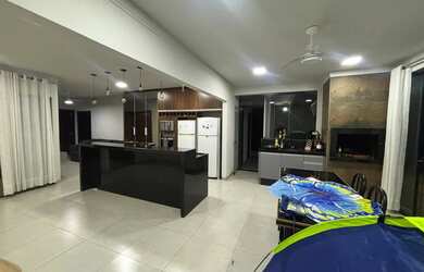 Imagem: A casa possui 3 Dormitórios, 3 Banheiros, 2 Vagas na garagem