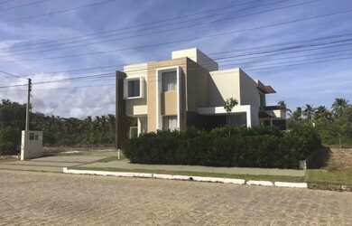 Imagem: A casa possui 5 Dormitórios, 4 Banheiros, 4 Vagas na garagem