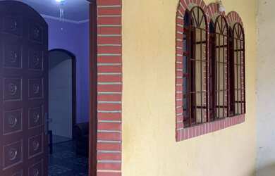 Imagem: A casa possui 2 Dormitórios, 2 Banheiros, 1 Vaga na garagem