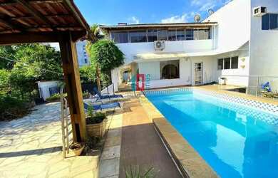 Imagem: A casa possui 4 Dormitórios, 5 Banheiros, 4 Vagas na garagem