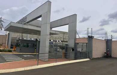 Imagem: O depósito possui 5 Vagas na garagem e 2027m² de Área e está