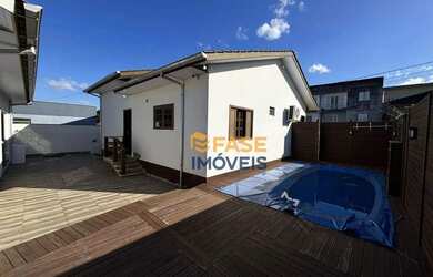 Imagem: A casa possui 2 Dormitórios, 3 Banheiros, 4 Vagas na garagem