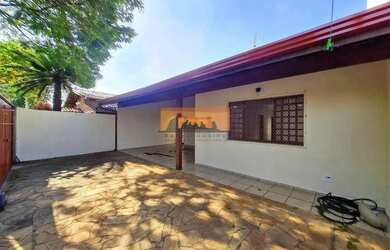 Imagem: A casa possui 3 Dormitórios, 2 Banheiros, 4 Vagas na garagem