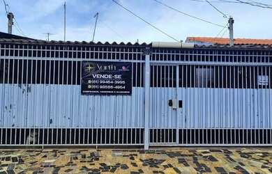 Imagem: A casa possui 3 Dormitórios, 2 Banheiros, 3 Vagas na garagem