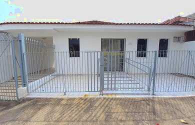 Imagem: A casa possui 3 Dormitórios, 4 Banheiros, 1 Vaga na garagem