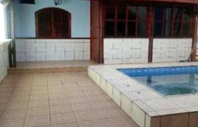 Imagem 1: Casa pequena com piscina na praia de muriqui