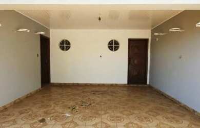 Imagem: A casa possui 3 Dormitórios, 3 Banheiros, 2 Vagas na garagem